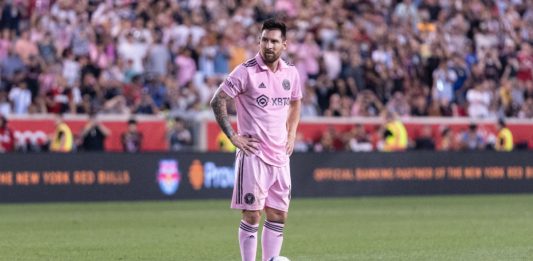 Lionel Messi preparing to take a freekick for Inter Miami.