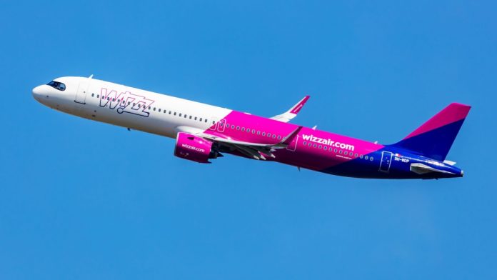 Wizz Air airplane taking off to symbolise the start of Revolut's deal with Wizz Air.