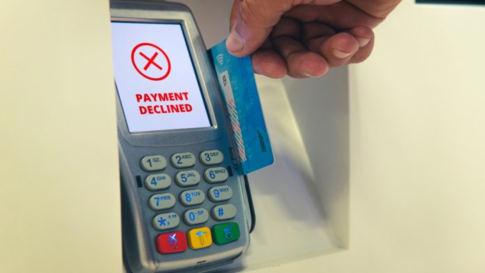 Credit card swiping failed. The payment was rejected. Payment by card at the terminal. I ran out of money on my credit card. The debit card bank account is blocked.