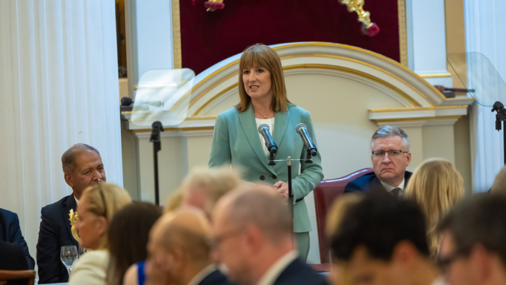 15/07/2025. London. The Chancellor of the Exchequer Rachel Reeves, joined by the Governor of the Bank of England Andrew Bailey and the Lord Mayor of London Alastair King, gives her annual speech at the Mansion House Dinner in the City of London. Picture by Simon Walker / HM Treasury