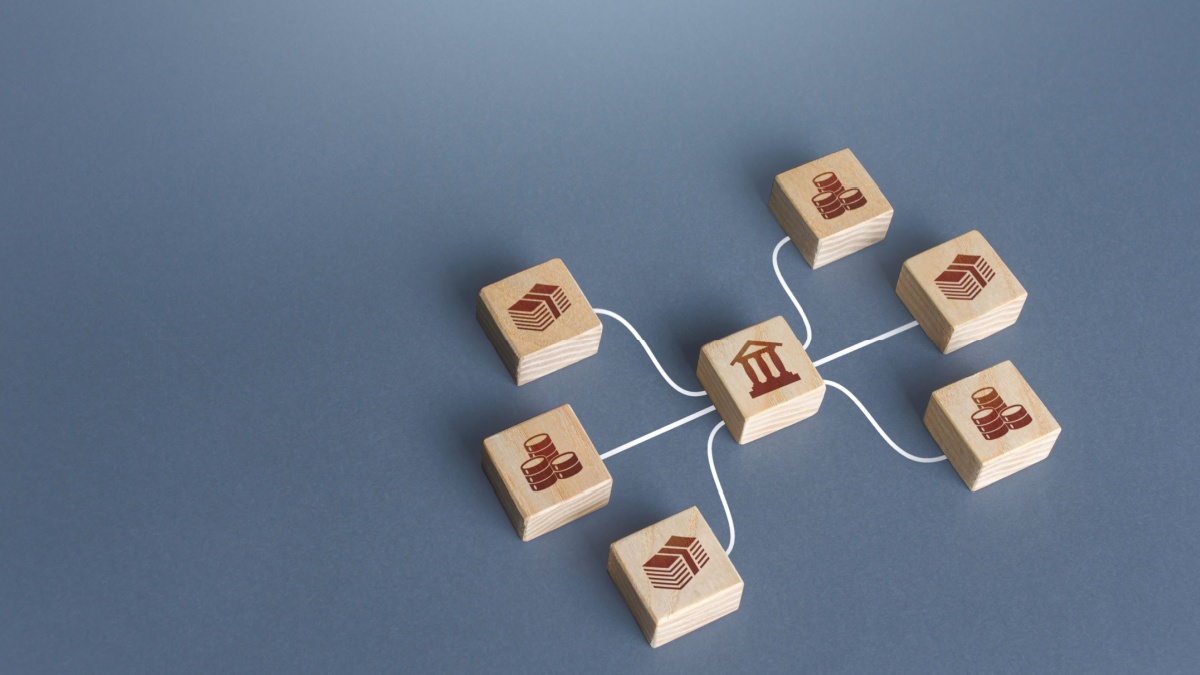 Bank blocks are linked to money by lines, representative of Ripple's warehouse agreement with Gemini