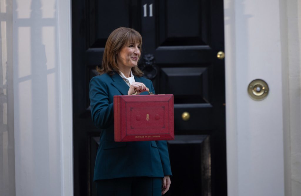 26/11/2025. London. The Chancellor of the Exchequer Rachel Reeves, together with her ministerial HM Treasury team, poses outside 11 Downing Street with the red Budget Box before heading to parliament to deliver her Budget speech. Picture by Simon Walker / HM Treasury