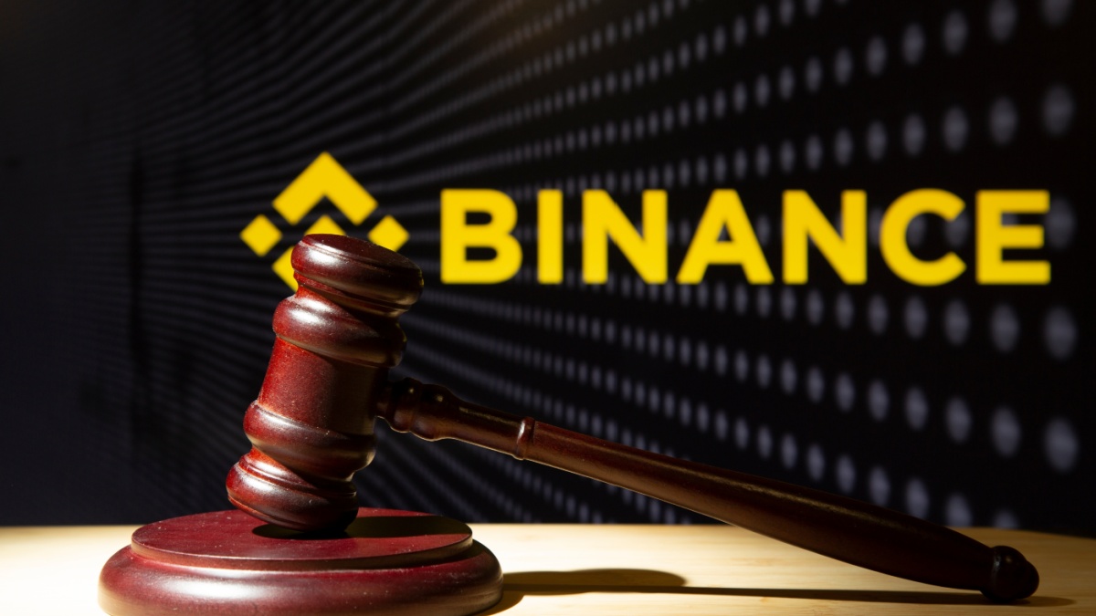 Syktyvkar, Komi, Russia, August 26, 2023, Binance and court session. Judicial hammer on the background of the logo.