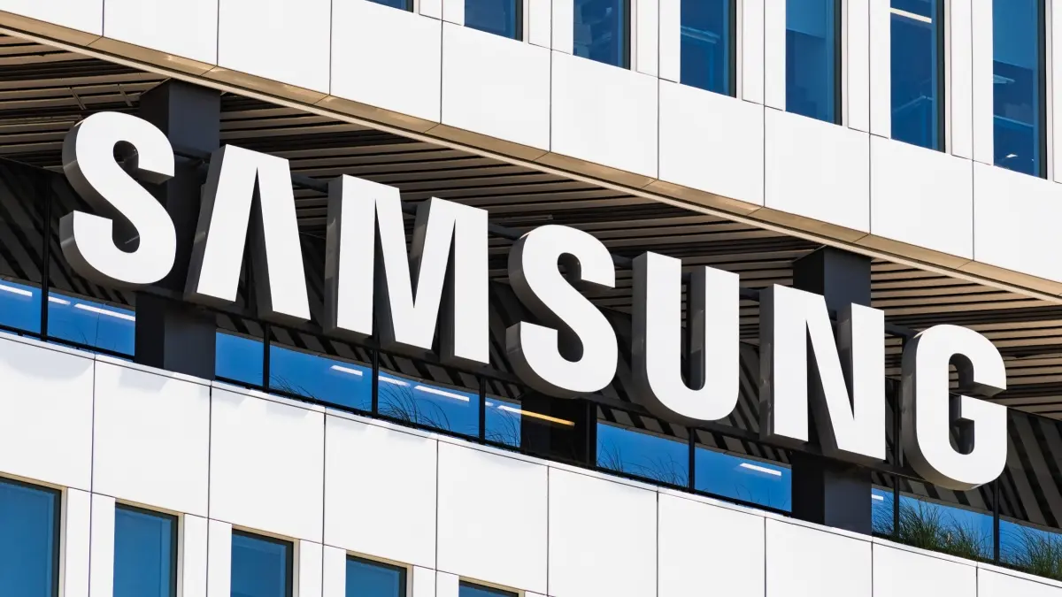 Samsung Sign displayed on the facade of the modern HQ of Samsung Electronics Device Solutions America in Silicon Valley.