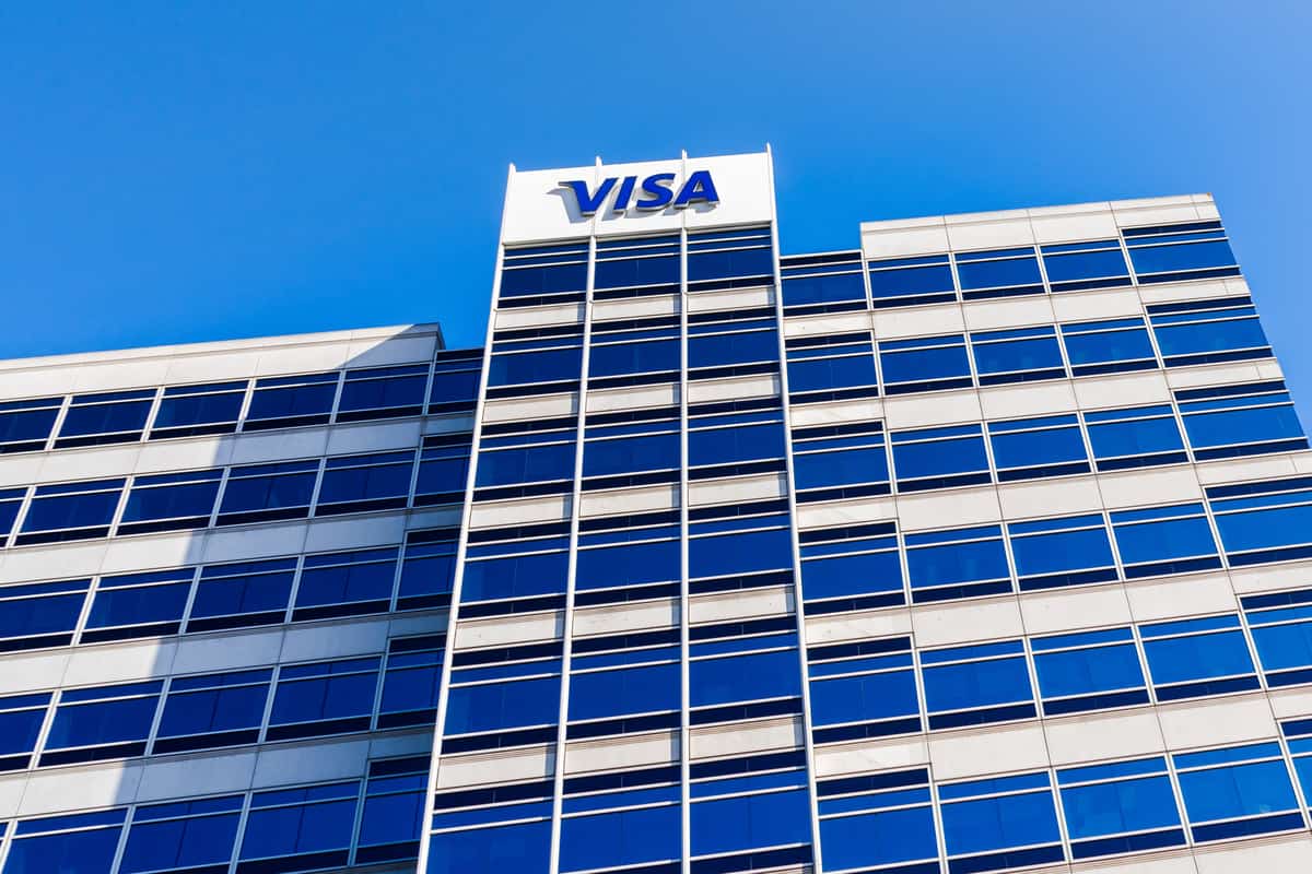 Visa cuts 7% of jobs