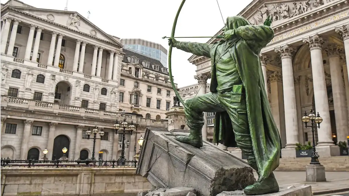 Robinhood statue aiming arrow at Bank of England.
